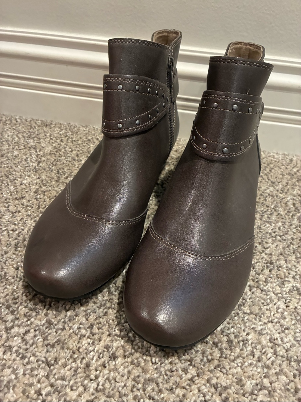 Taos Women's Dark Brown Stud-Trim Ankle Booties